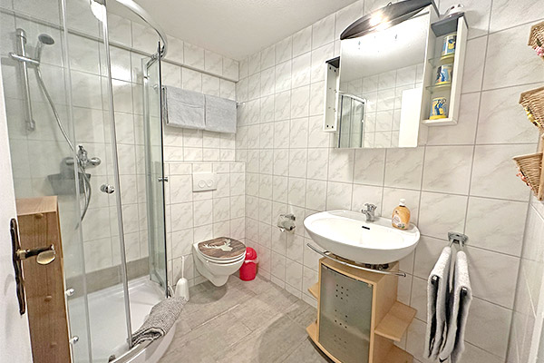 Bad mit Dusche und WC