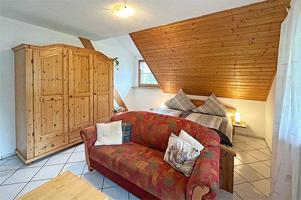 Schlafzimmer mit Doppelbett und Sitzecke