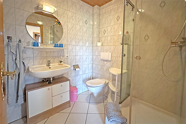 Bad mit Dusche und WC
